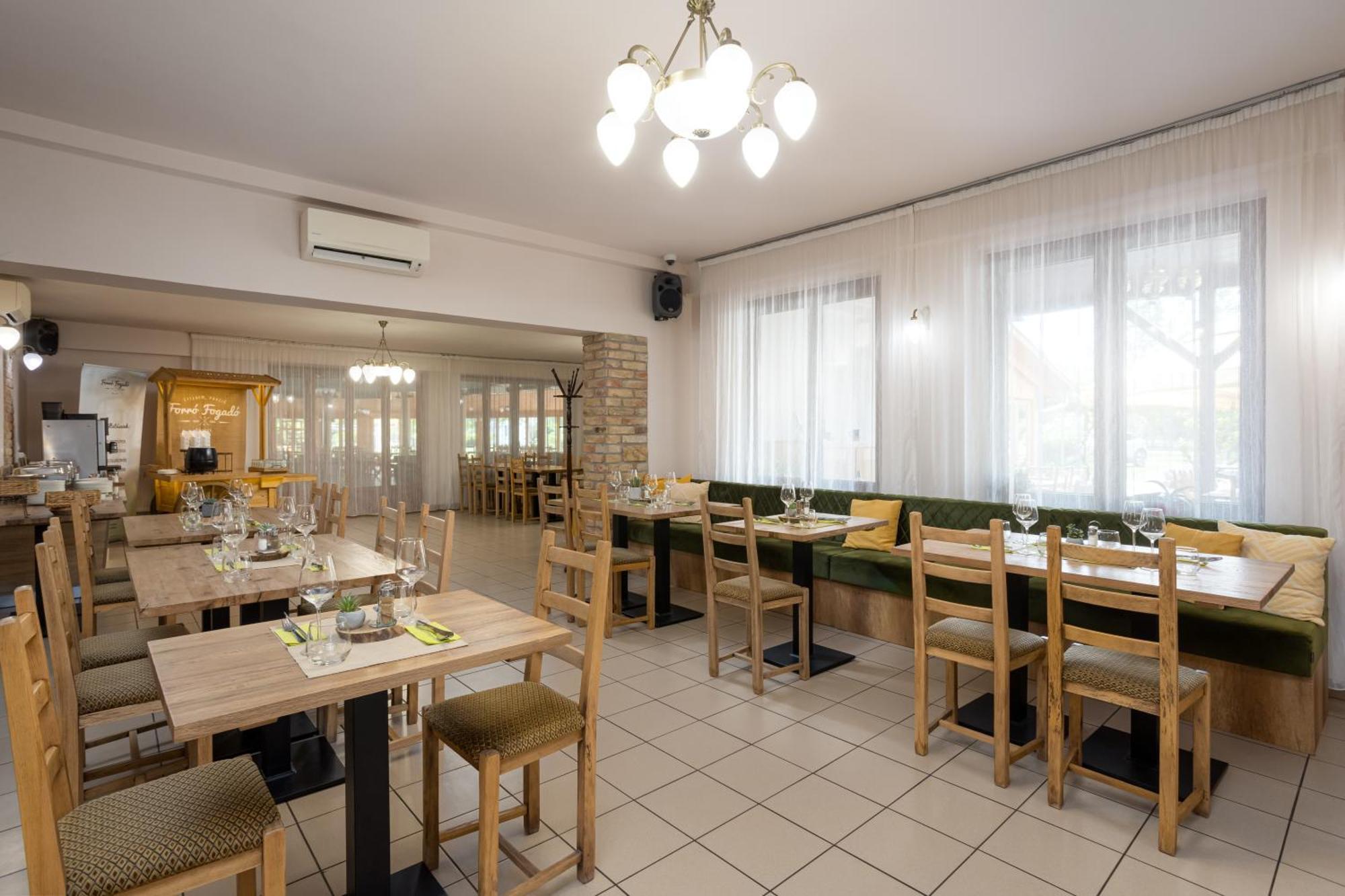 Forro Fogado & Bauer Bistro Hotel Roszke Exterior photo