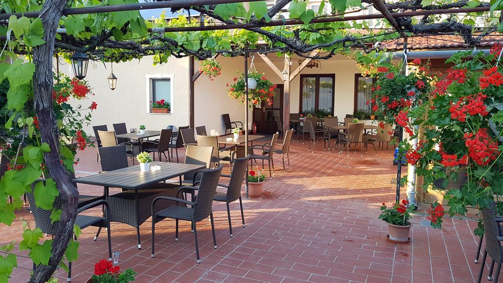 Forro Fogado & Bauer Bistro Hotel Roszke Exterior photo